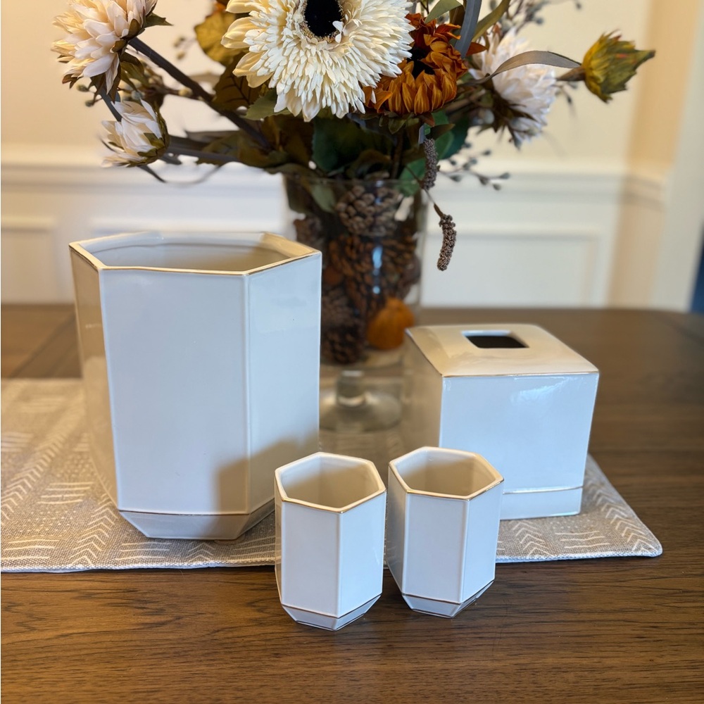 Kassatex White Hexagonal Bathroom Set